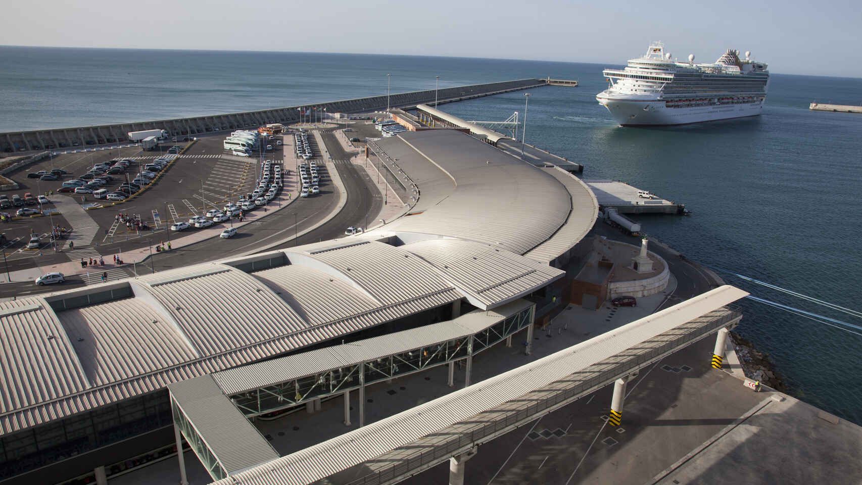 Imagen de un crucero aproximándose al dique de Levante del puerto de Málaga.