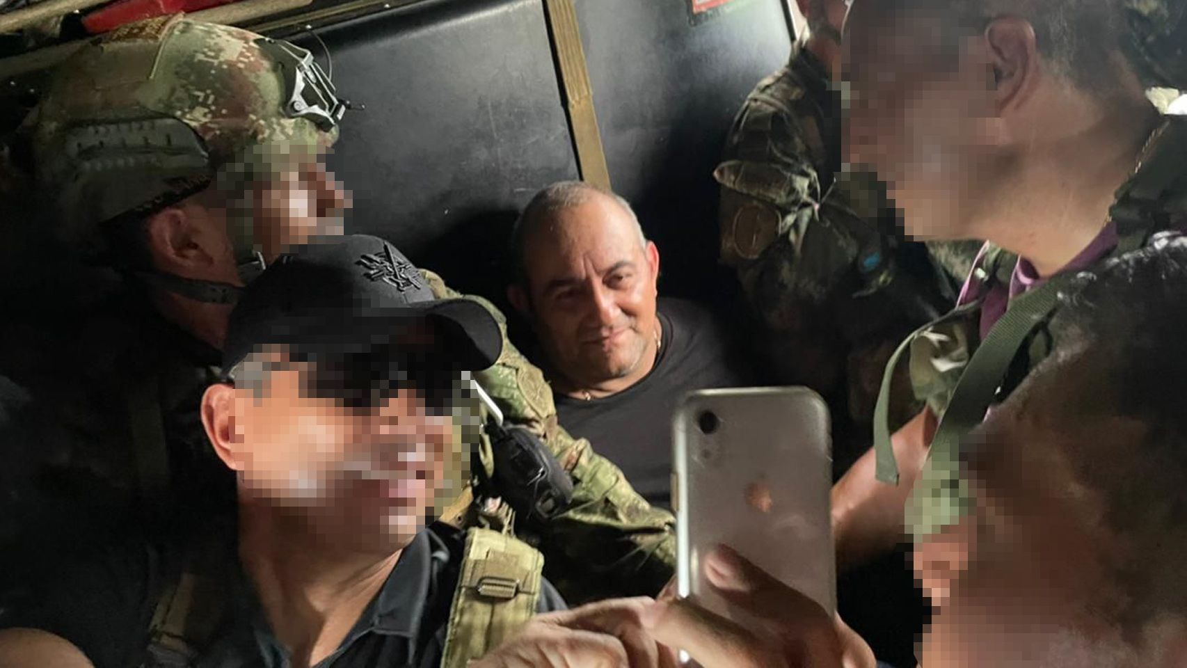 Militares colombianos inmortalizan el instante en el que detienen al líder del Clan del Golfo.