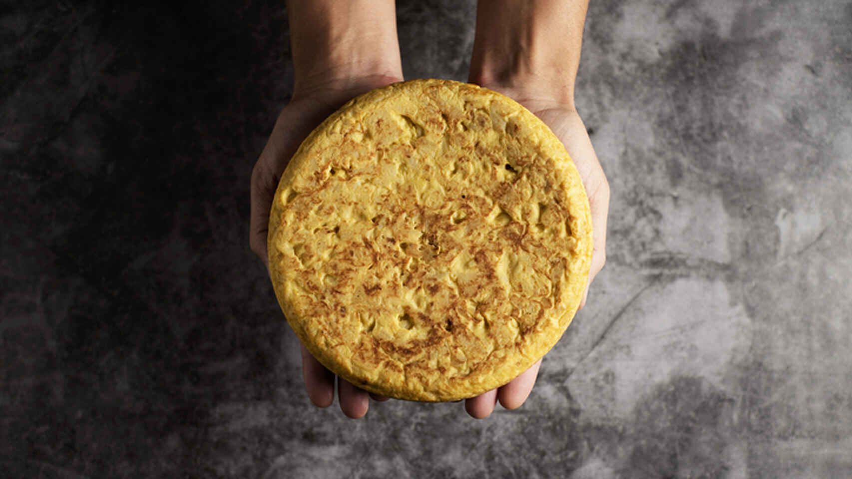 Cómo darle la vuelta a la tortilla para que no se rompa
