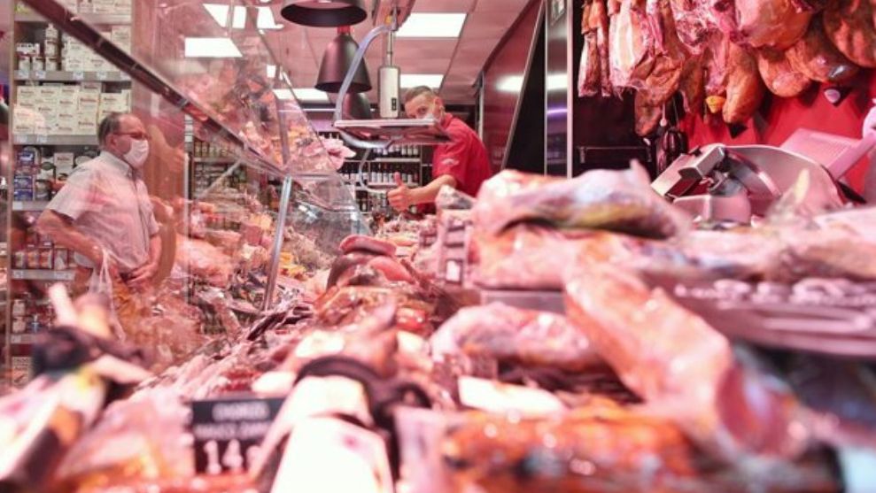 Un hombre trabaja en una carnicería / Europa Press