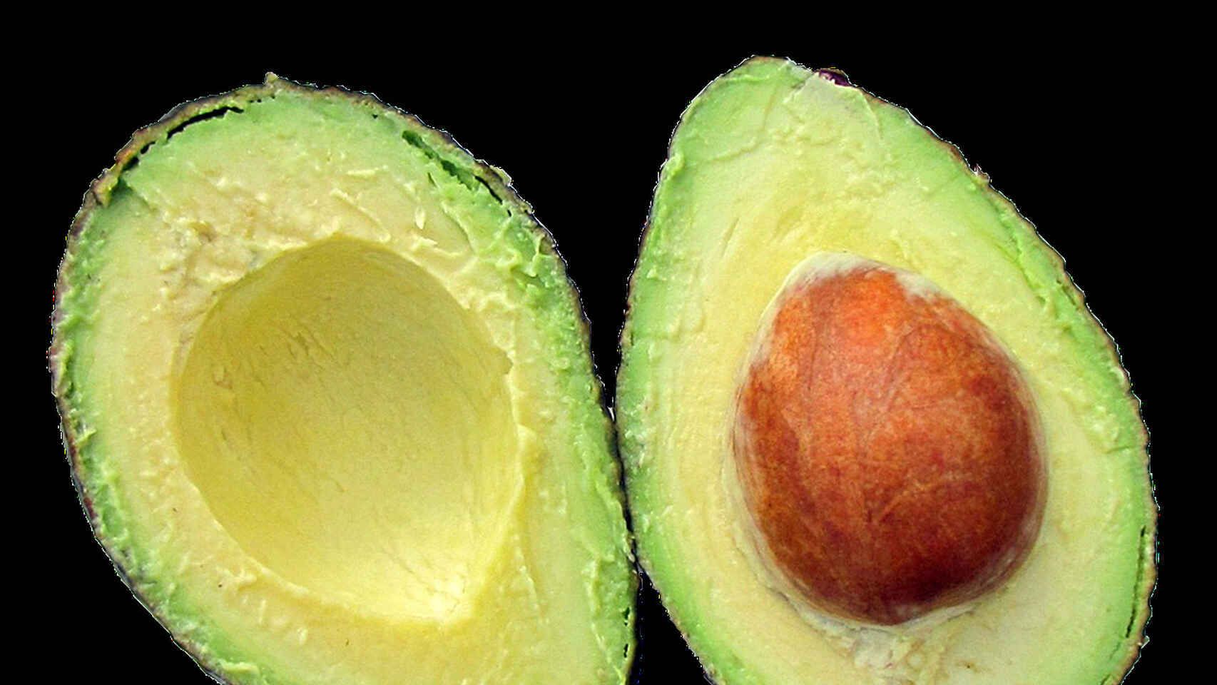 Un aguacate muy cremoso partido por la mitad.