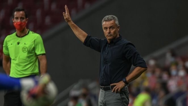 Escribá, durante el partido ante el Betis (0-3).