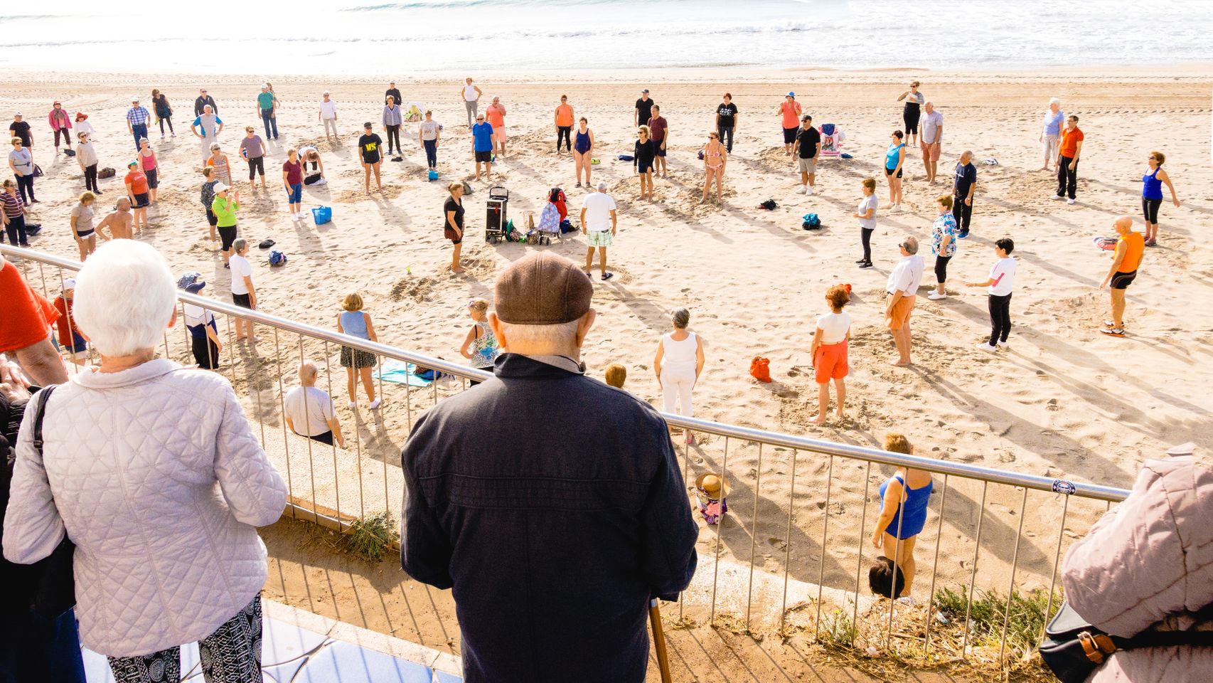 Imagen de archivo de personas de la tercera edad en una playa de Benidorm
