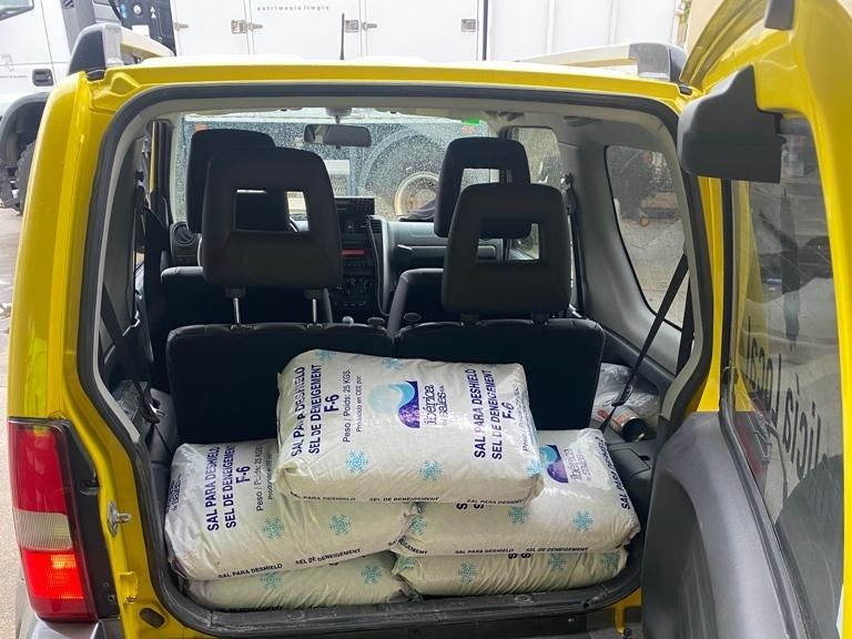 Vehículo preparado para esparcir sal por la ciudad
