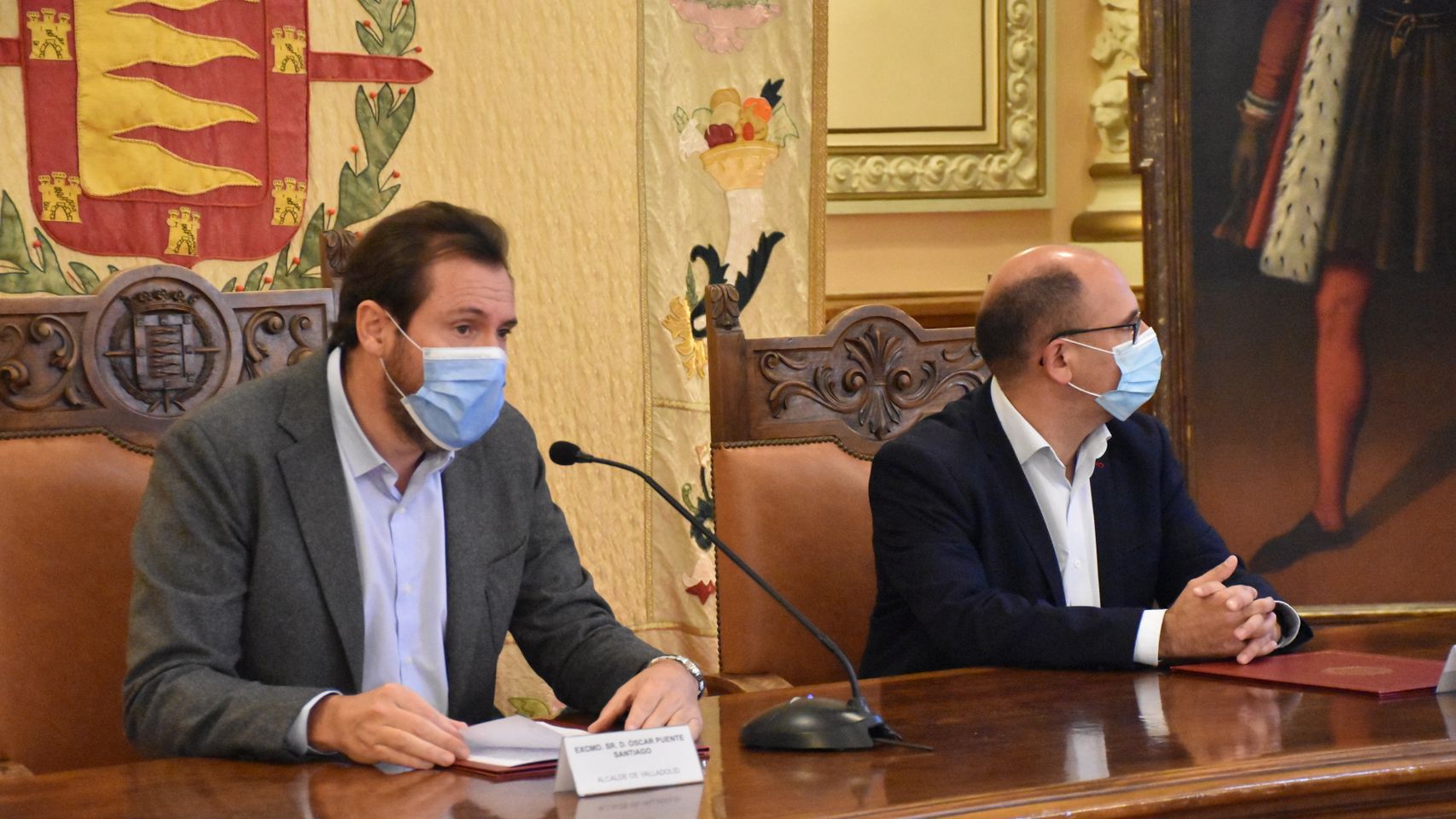 Óscar Puente acompañado de Luis Vélez durante una rueda de prensa