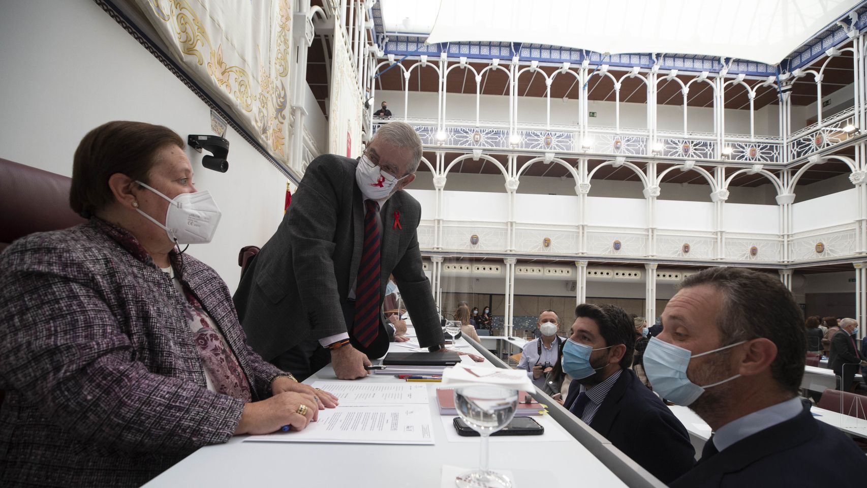Los populares Joaquín Segado y Fernando López Miras, este miércoles, en una foto distribuida por la Asamblea Regional.