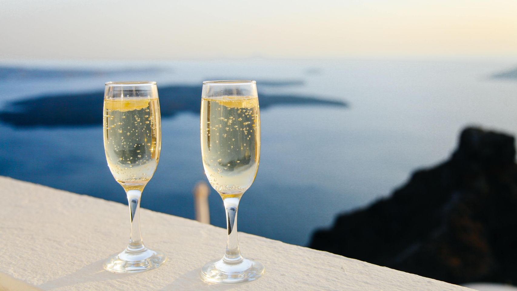 Dos copas de champagne en el mirador de la terraza de un hotel.