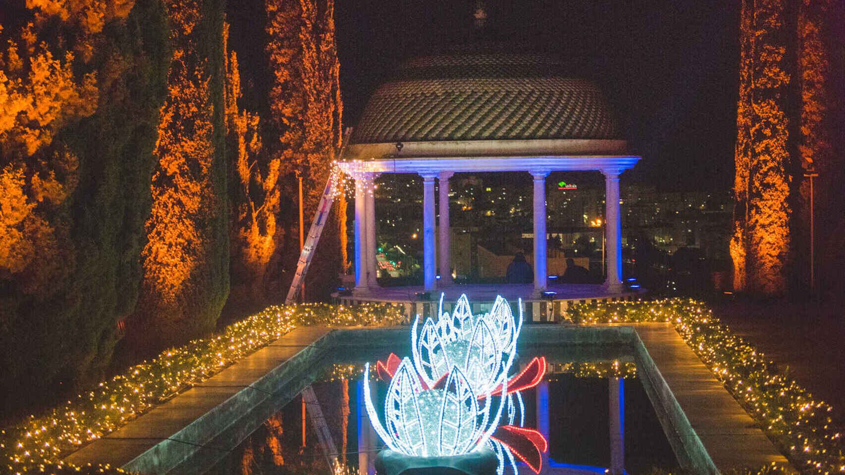 Uno de los puntos iluminados del jardín de La Concepción, en Málaga.