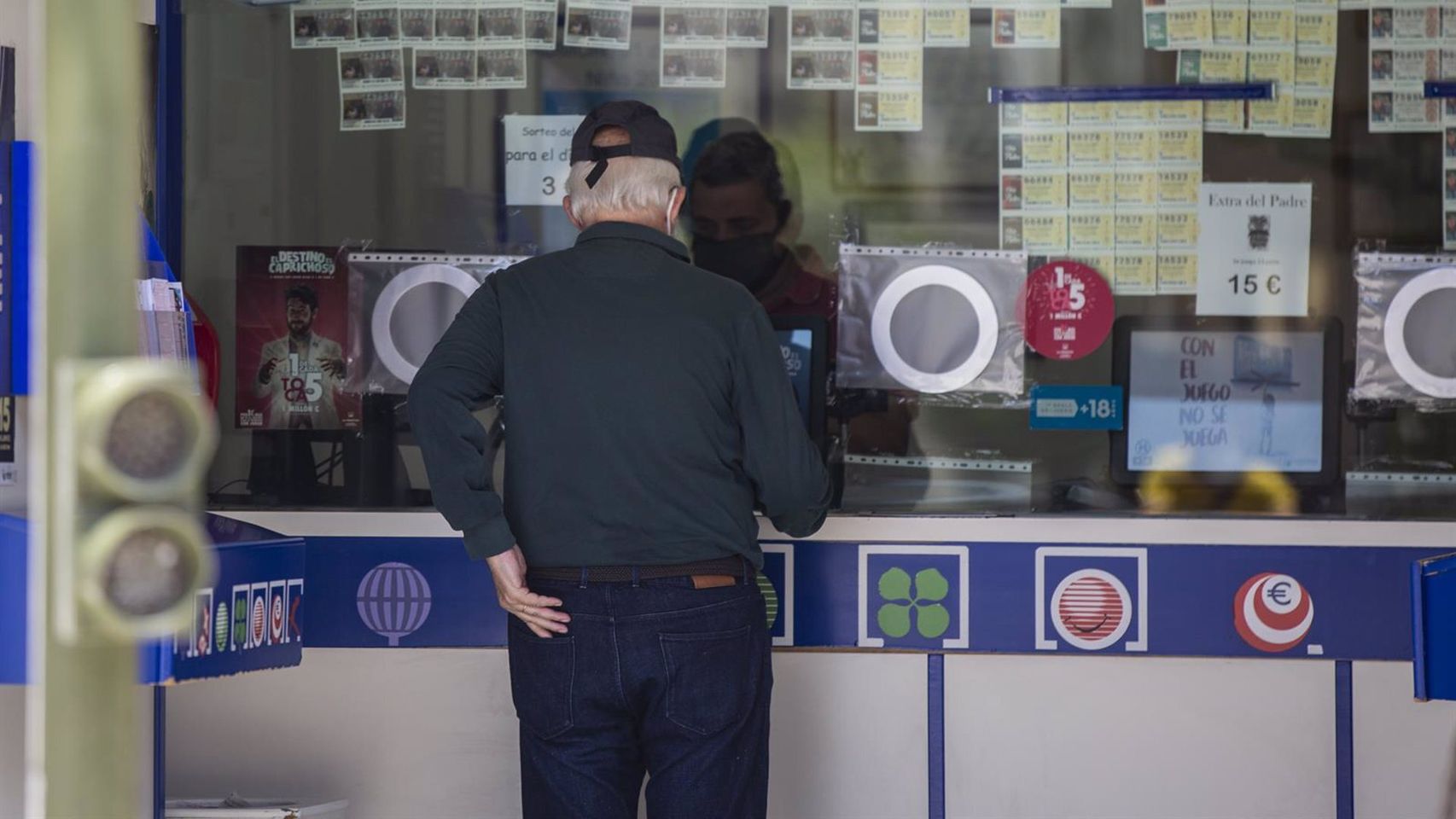 Un usuario en una administración de Loterías.