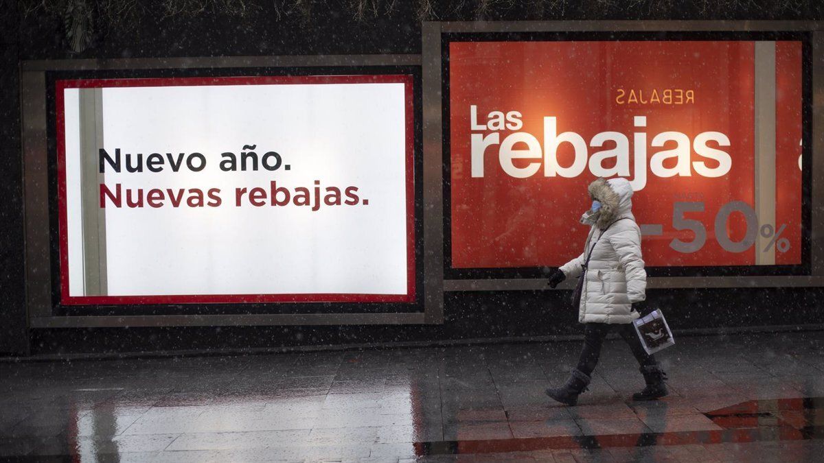 Carteles en comercios anunciando las rebajas