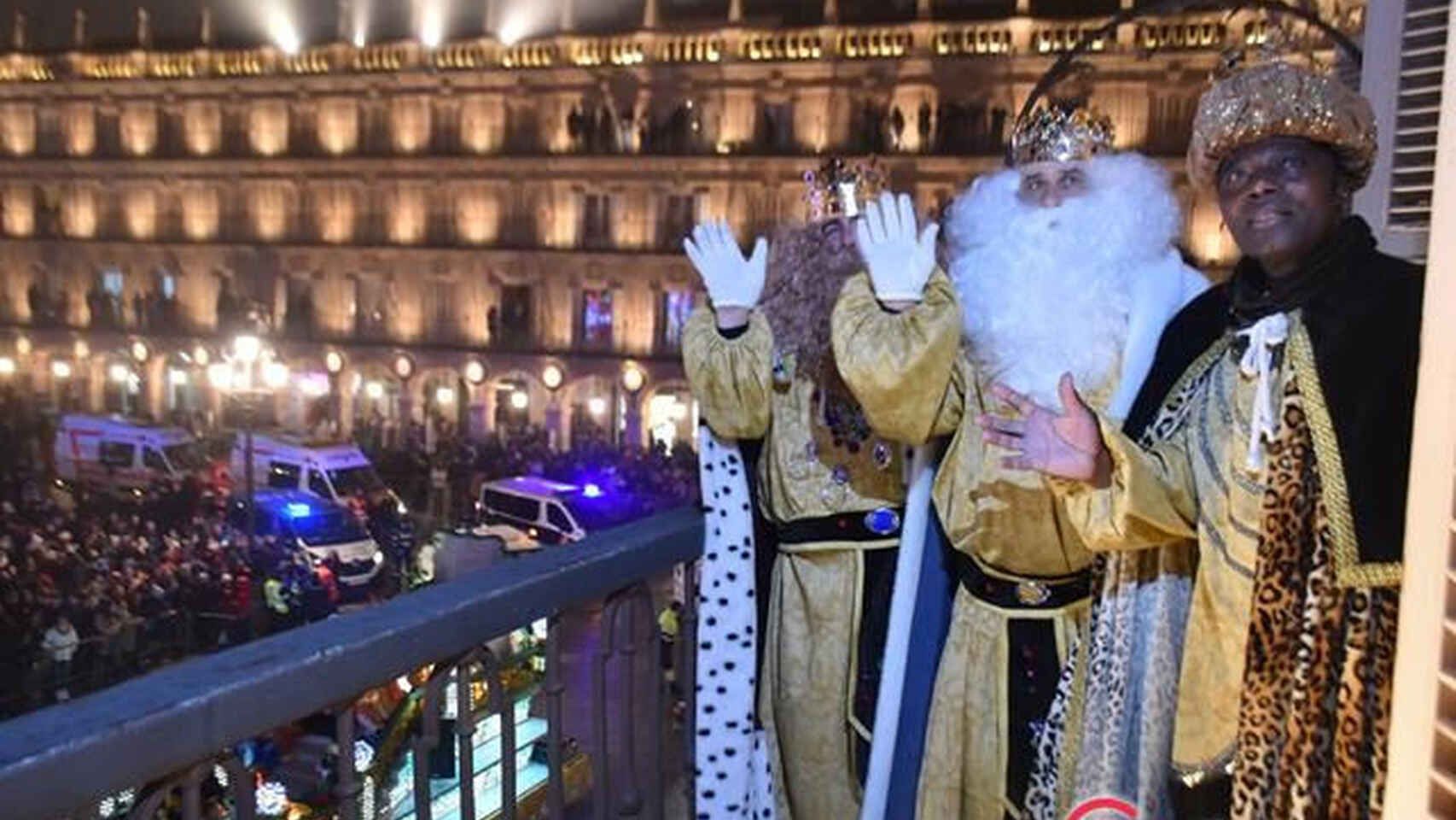 Melchor, Gaspar y Baltasar saludan desde el Ayuntamiento de Salamanca en una Cabalgata de hace unos años