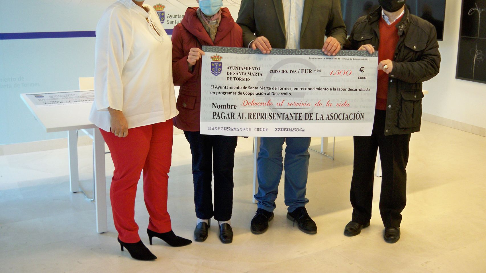 El alcalde David Mingo entrega el cheque de la ayuda a los responsables de la ONG