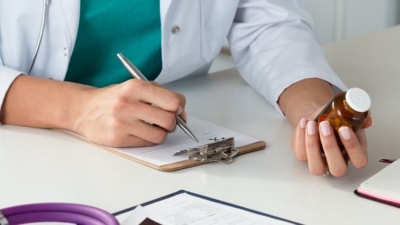 Un médico receta un tratamiento a un paciente.