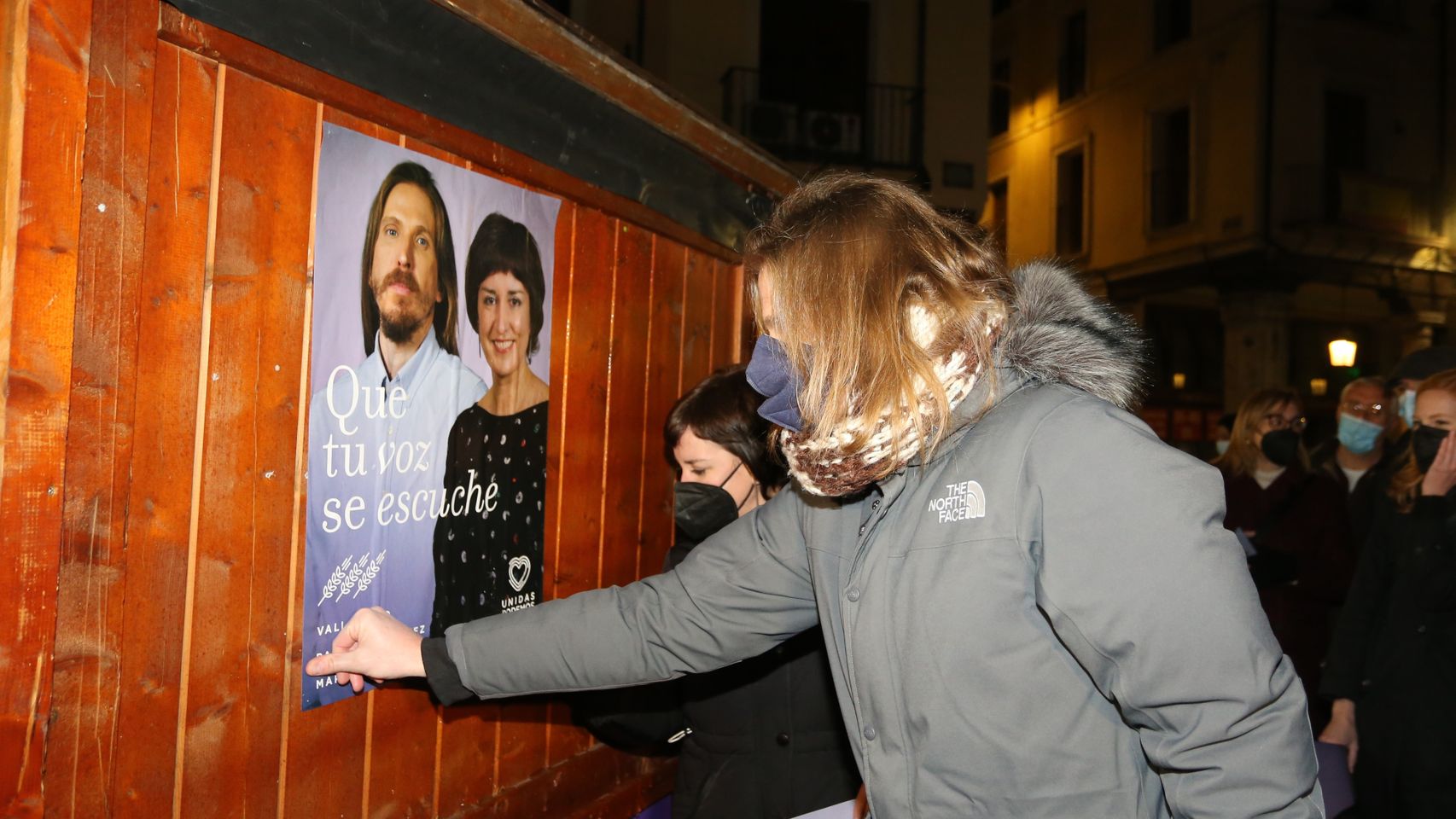 Imagen de la pegada de carteles de Unidas Podemos