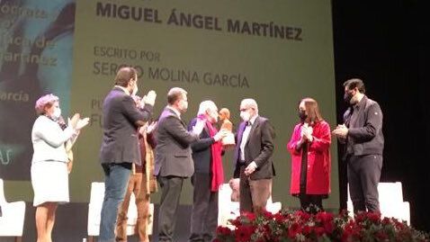 El PSOE arropa a Miguel Ángel Martínez al presentar el libro de su trayectoria