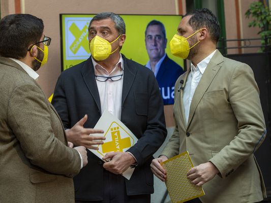 Director de campaña, Jesús Manuel Sánchez Cabrera, el cabeza de lista a las Cortes de Castilla y León, Pedro Pascual, y el presidente de Por Ávila, José Ramón Budiño.