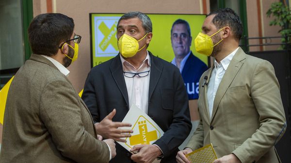 Director de campaña, Jesús Manuel Sánchez Cabrera, el cabeza de lista a las Cortes de Castilla y León, Pedro Pascual, y el presidente de Por Ávila, José Ramón Budiño.