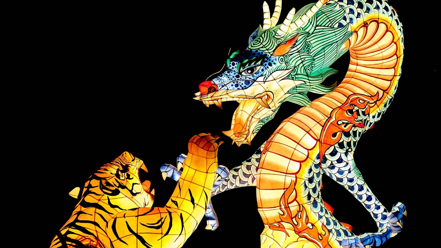 Lámparas de un tigre y un dragón por el Año Nuevo Chino.