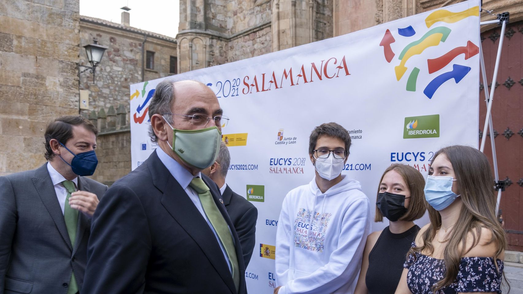 El presidente de Iberdrola con jóvenes científicos en la USAL