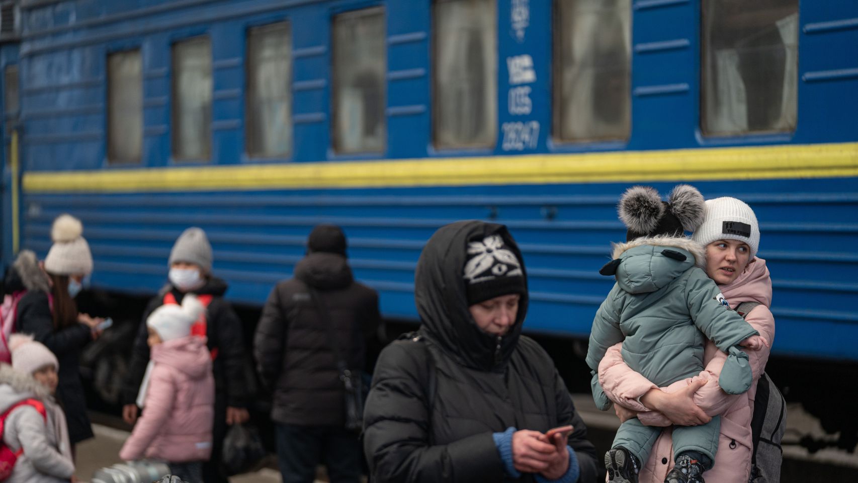 Una mujer abraza a su hijo en el andén de la estación de tren de Lviv (Ucrania).
