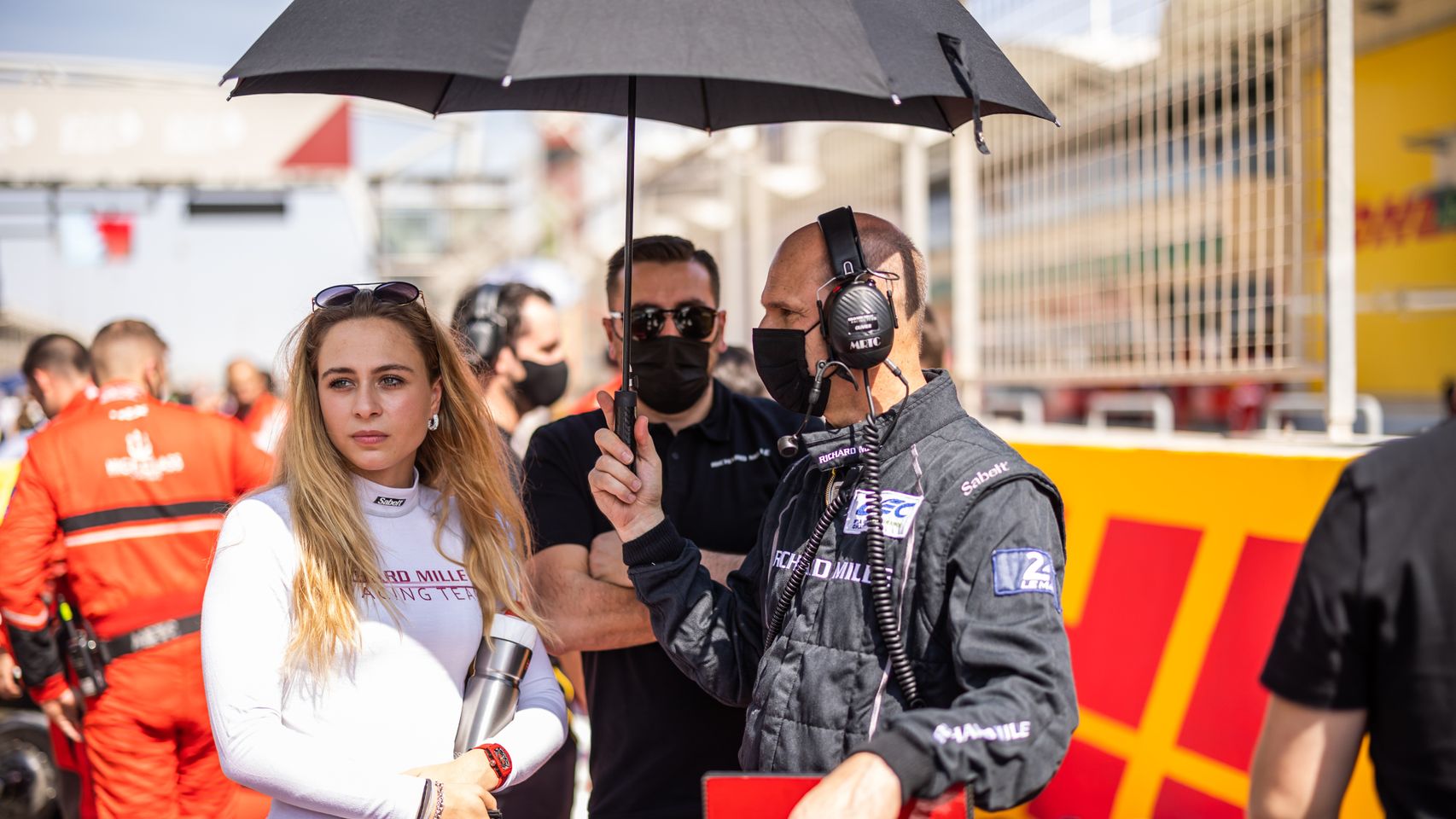 Sophia Florsch junto a uno de sus ingenieros de pista del WEC