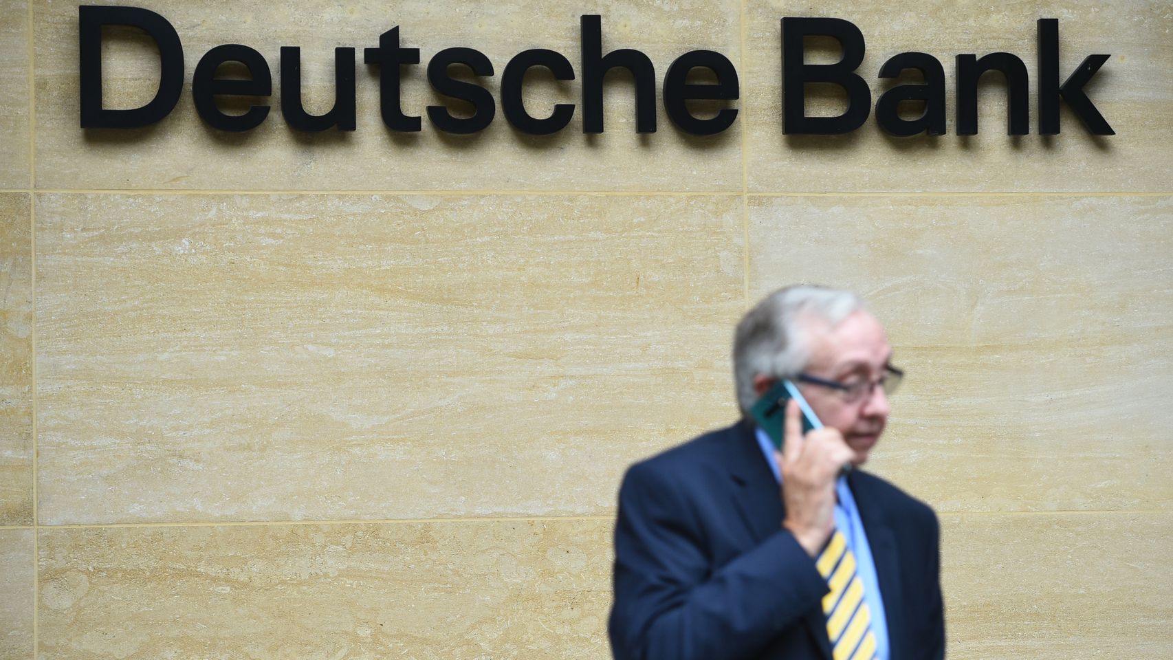 Un ejecutivo de Deutsche Bank a las puertas de su sede en Londres.