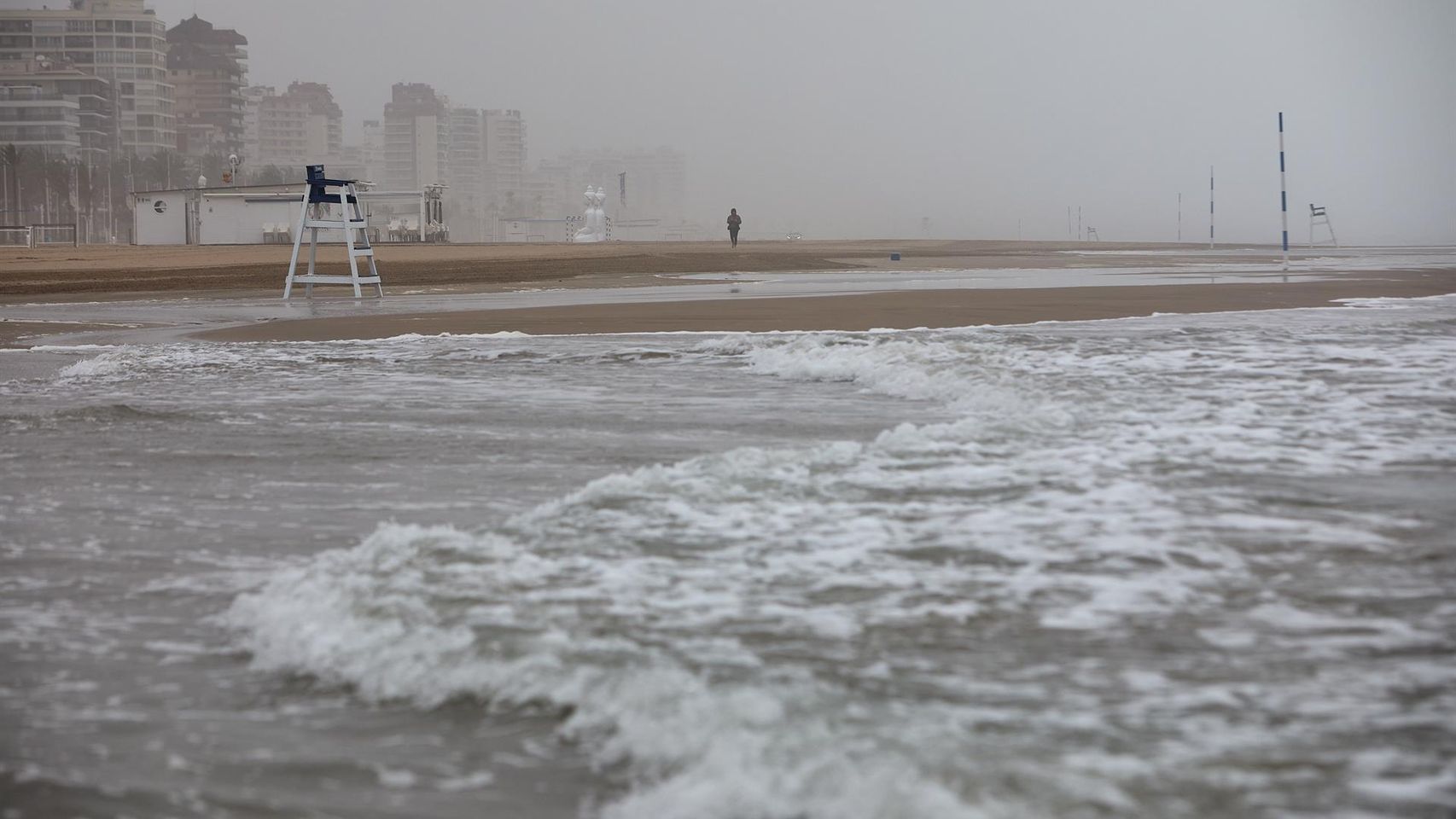 Se va el polvo sahariano, llega el temporal a la costa valenciana: olas de 5 metros y rachas de 71 km/h
