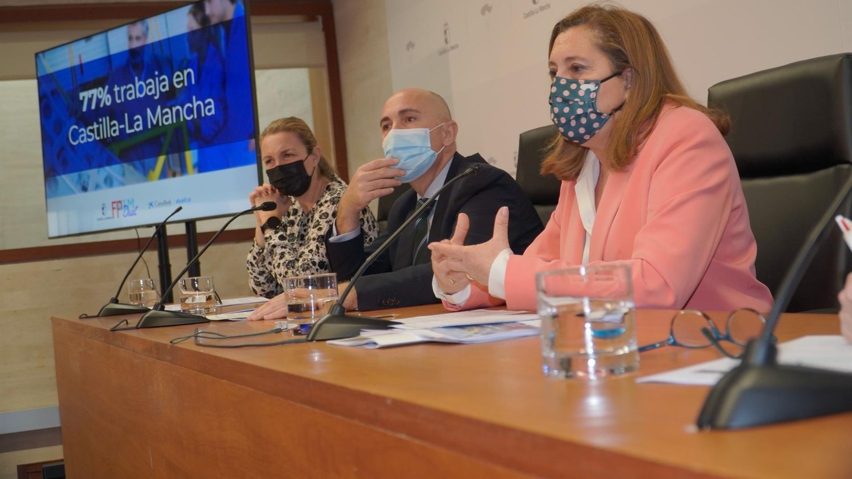 Rosa Ana Rodríguez, en primer plano, junto a Jaime Campos y María Teresa Company.