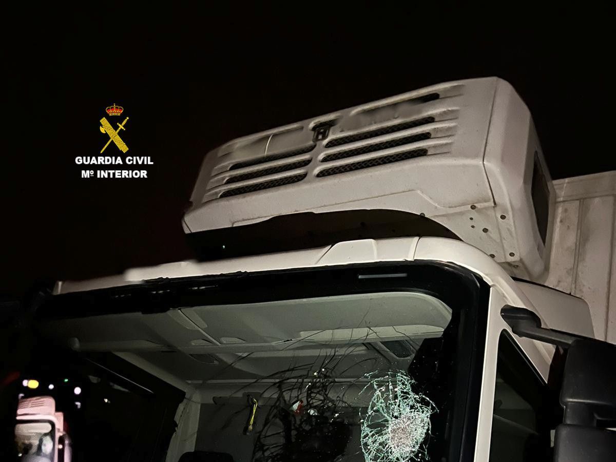 Imagen del camión dañado facilitada por la Guardia Civil de León