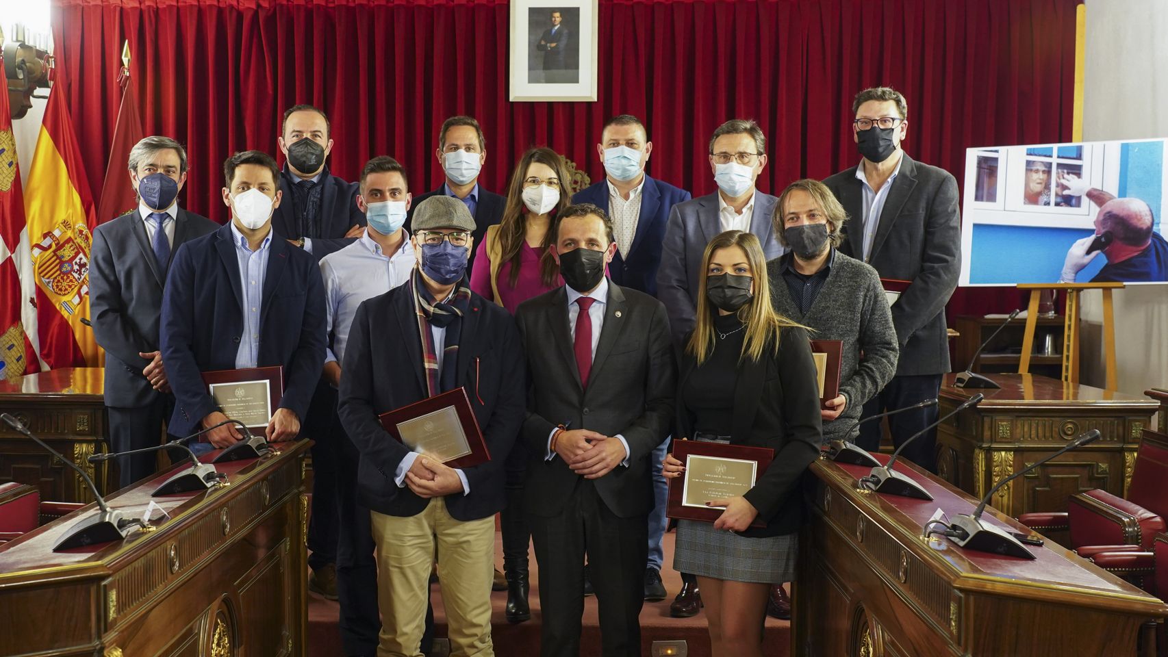 Foto de los premiados junto al presidente de la Diputación, Conrado Íscar