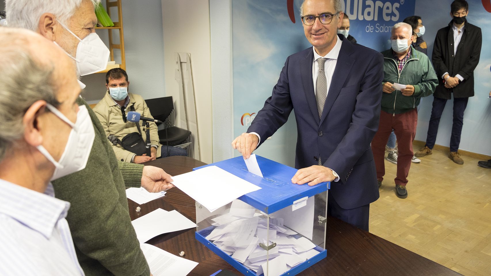 Javier Iglesias vota en las primarias del PP