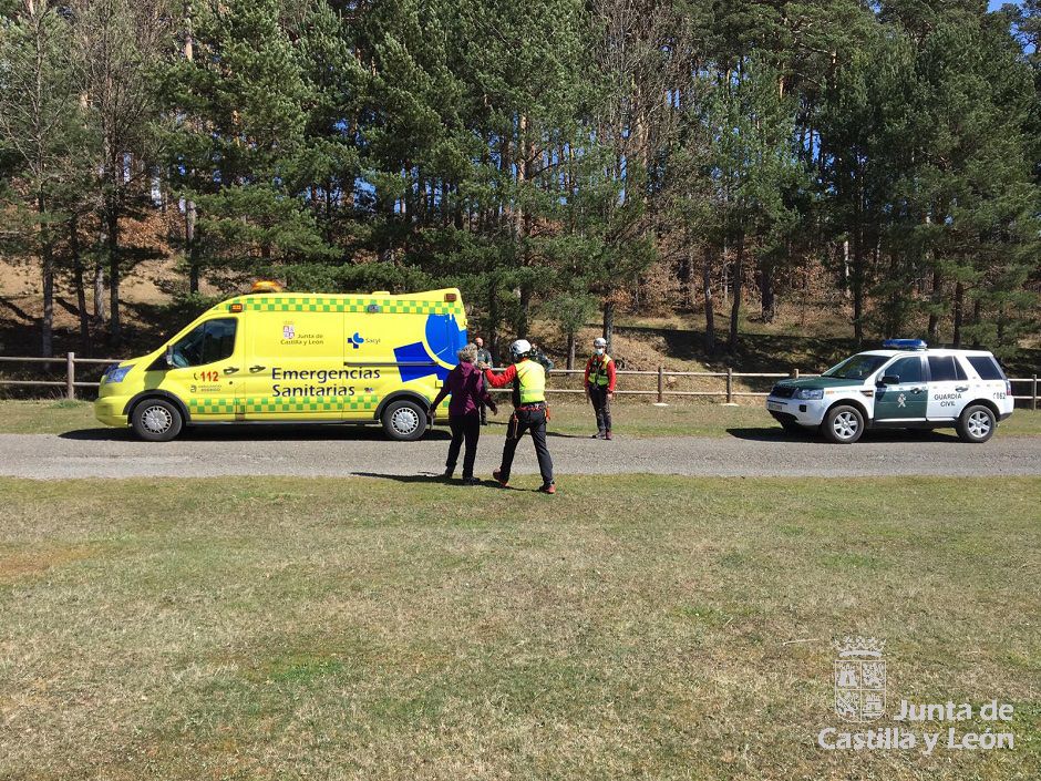 El equipo de soporte vital básico que ha evacuado el senderista herido en las Lagunas de Neila.