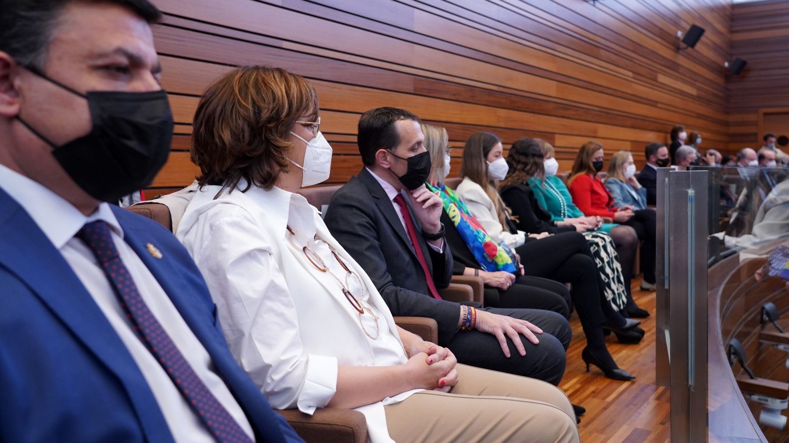 Conrado Íscar se coloca la mascarilla en el pleno de investidura. Fotografía: ICAL / Miriam Chacón