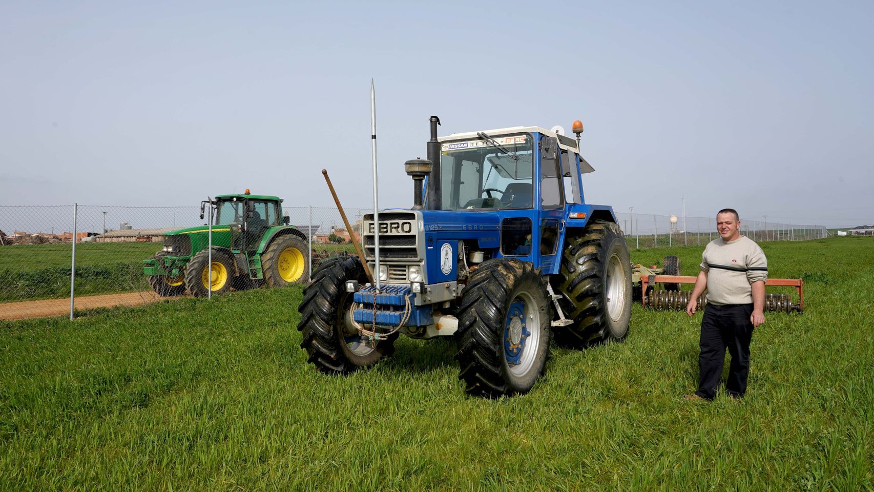 Un agricultor de Castilla y León frente a su cultivo
