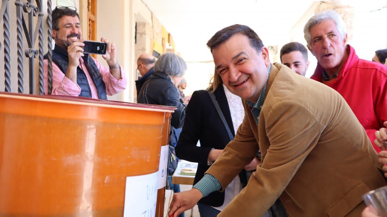 El consejero de Agricultura, Agua y Desarrollo Rural, Francisco Martínez Arroyo, este domingo en el XLI Concurso del Vino de Horche (Guadalajara)