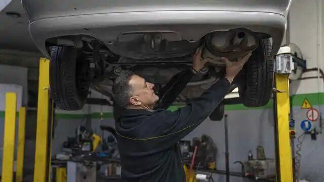 Mecánico arreglando coche