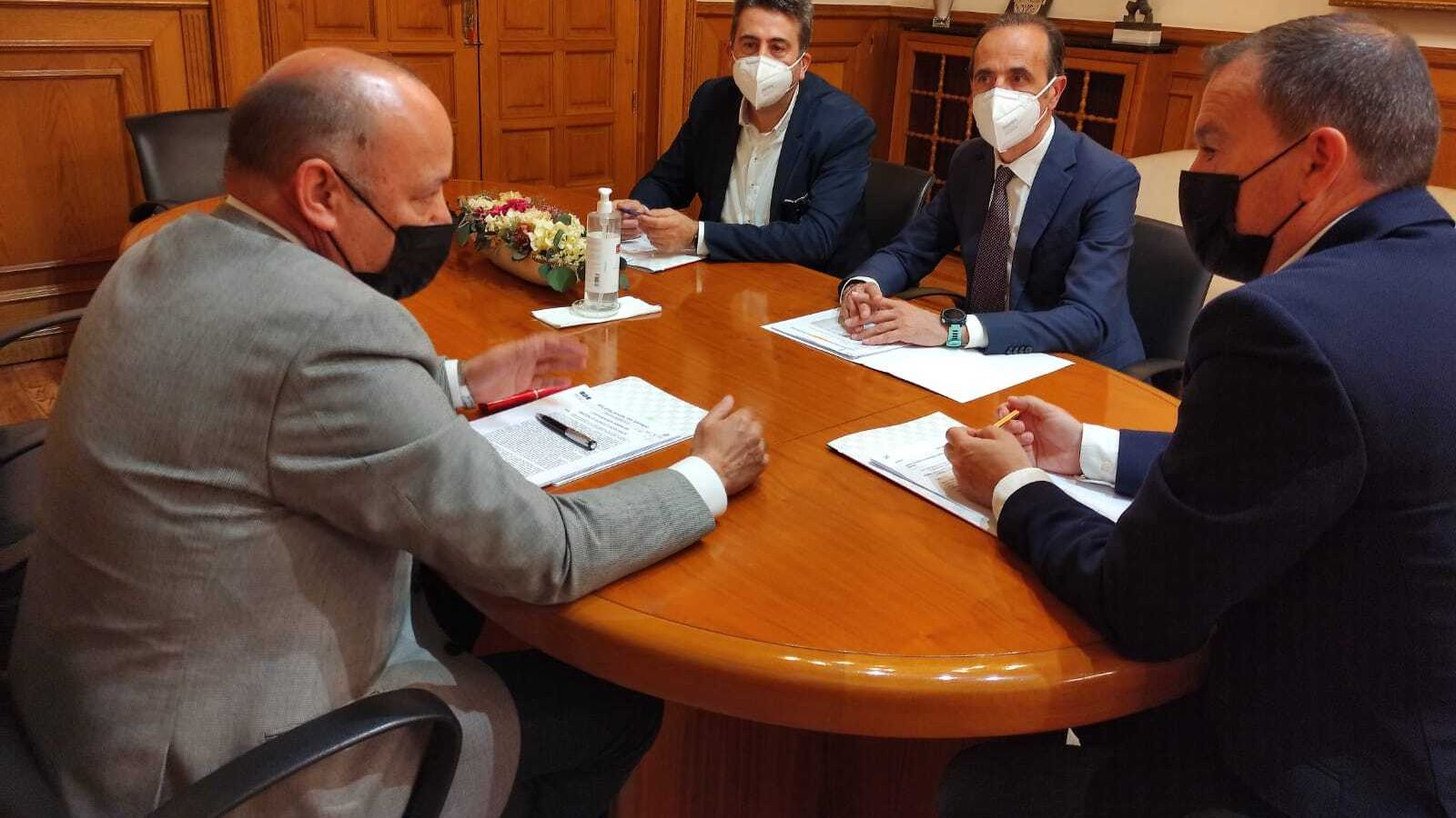 El presidente de la Diputación Provincial, Francisco Requejo, el vicepresidente primero, José María Barrios, y el vicepresidente cuarto y diputado delegado de Personal, José Luis Prieto Calderón