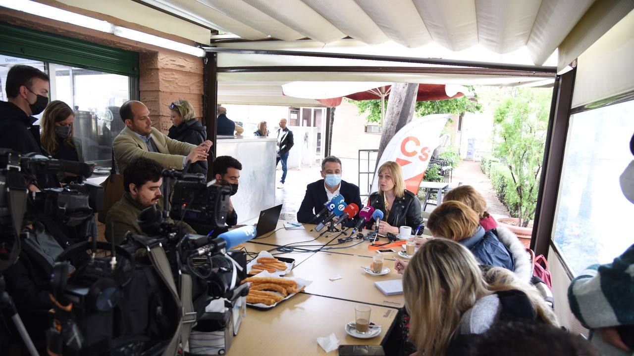 Esteban Paños y Carmen Picazo, este miércoles en Toledo durante una rueda de prensa.