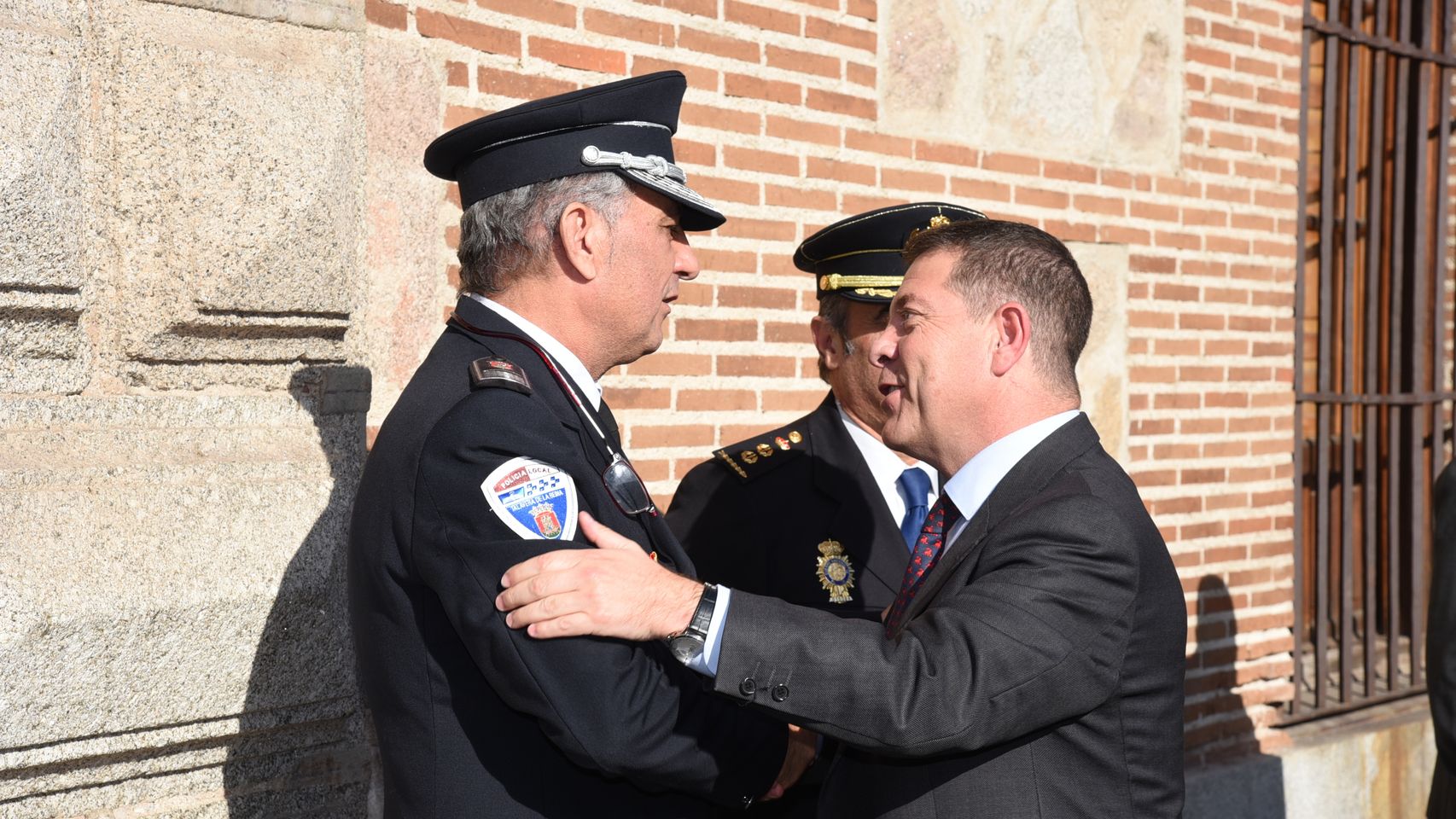Emiliano García-Page junto a agentes de la Policía Local.