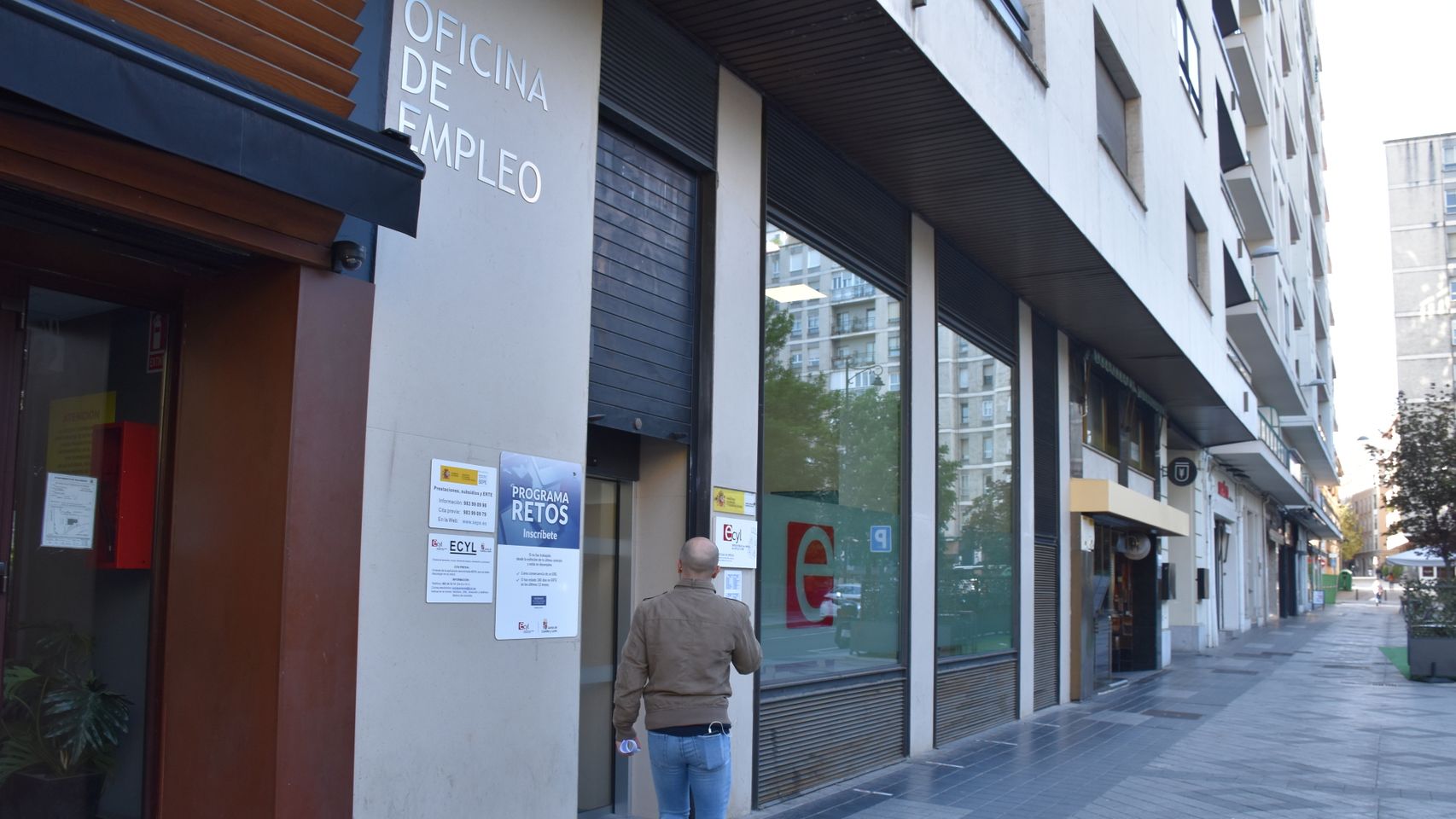 Desempleados a las puertas del Ecyl en Valladolid