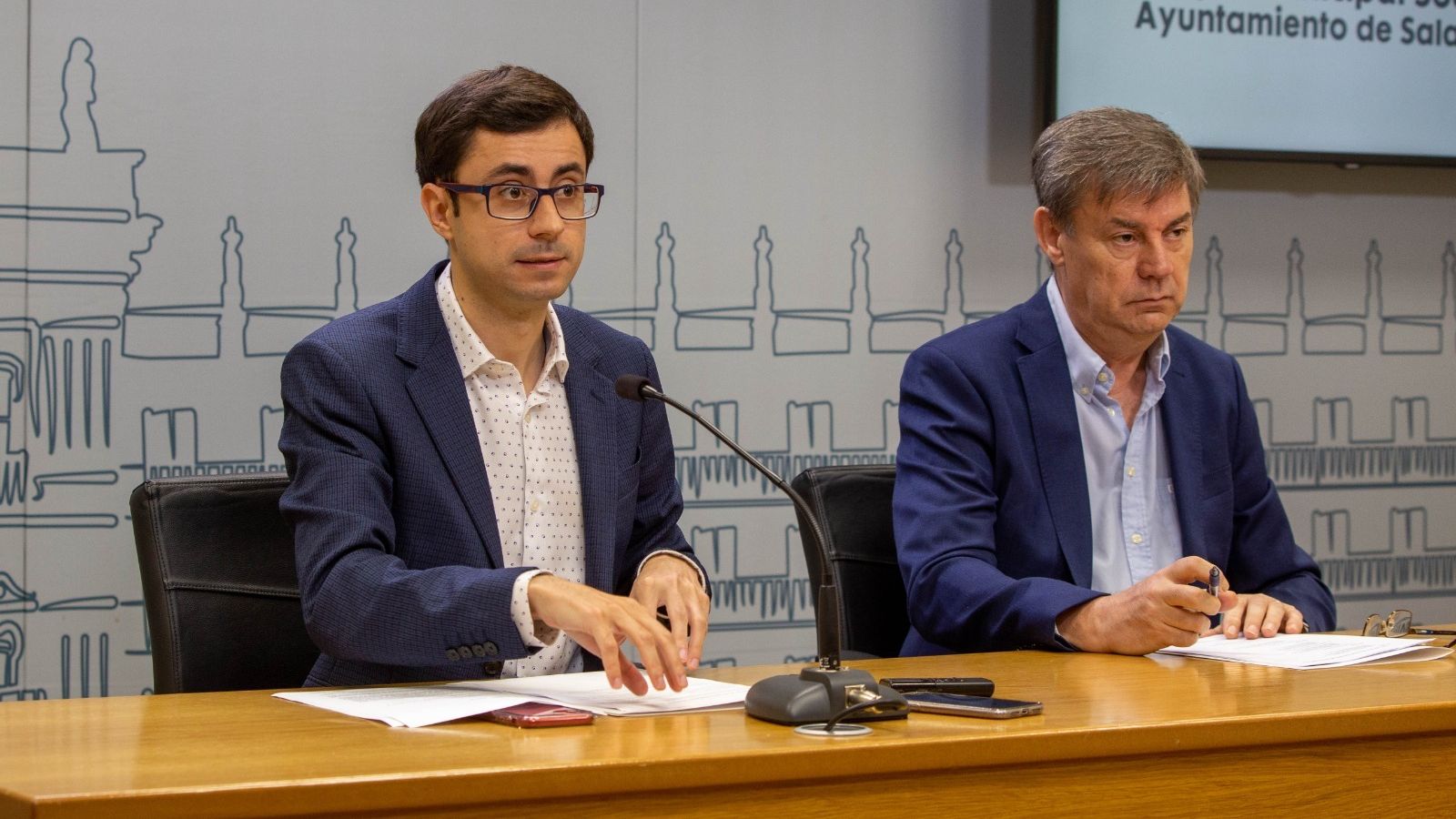 El portavoz socialista José Luis Mateos y el concejal Marcelino García