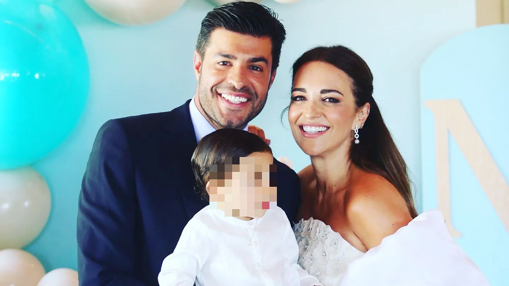 Paula Echevarría y Miguel Torres junto a su hijo, Miguel Jr., en su bautizo.