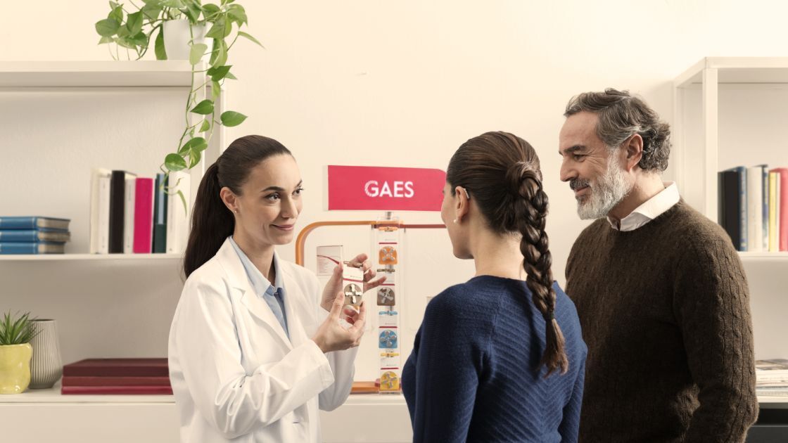Una dependienta de GAES atendiendo a una pareja.