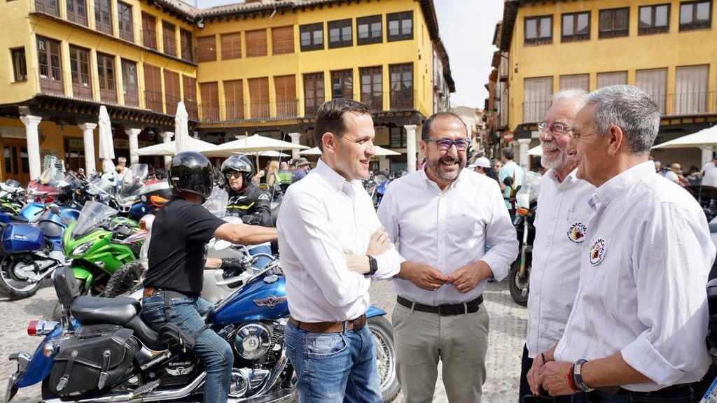 El presidente de la Diputación, Conrado Íscar, con el alcalde de Tordesillas, Miguel Ángel Oliveira en el Día de la Moto