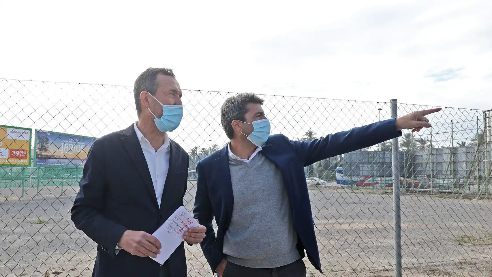 Carlos González y el presidente de la Diputación de Alicante, Carlos Mazón, visitando el suelo del Centro de Congresos.