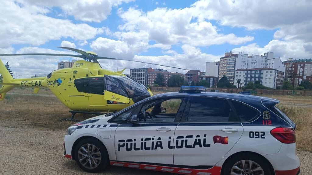 La Policía Local de León facilita el aterrizaje del helicóptero para el traslado de la persona atropellada