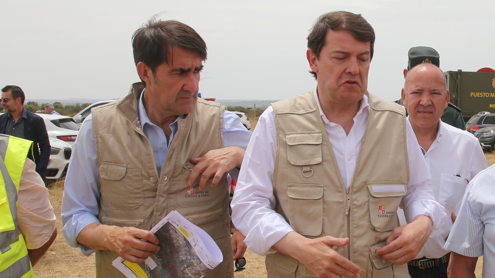 Juan Carlos Suárez Quiñonez junto a Alfonso Fernández Mañueco, en el Puesto de Mando Avanzado del incendio de la Sierra de la Culebra
