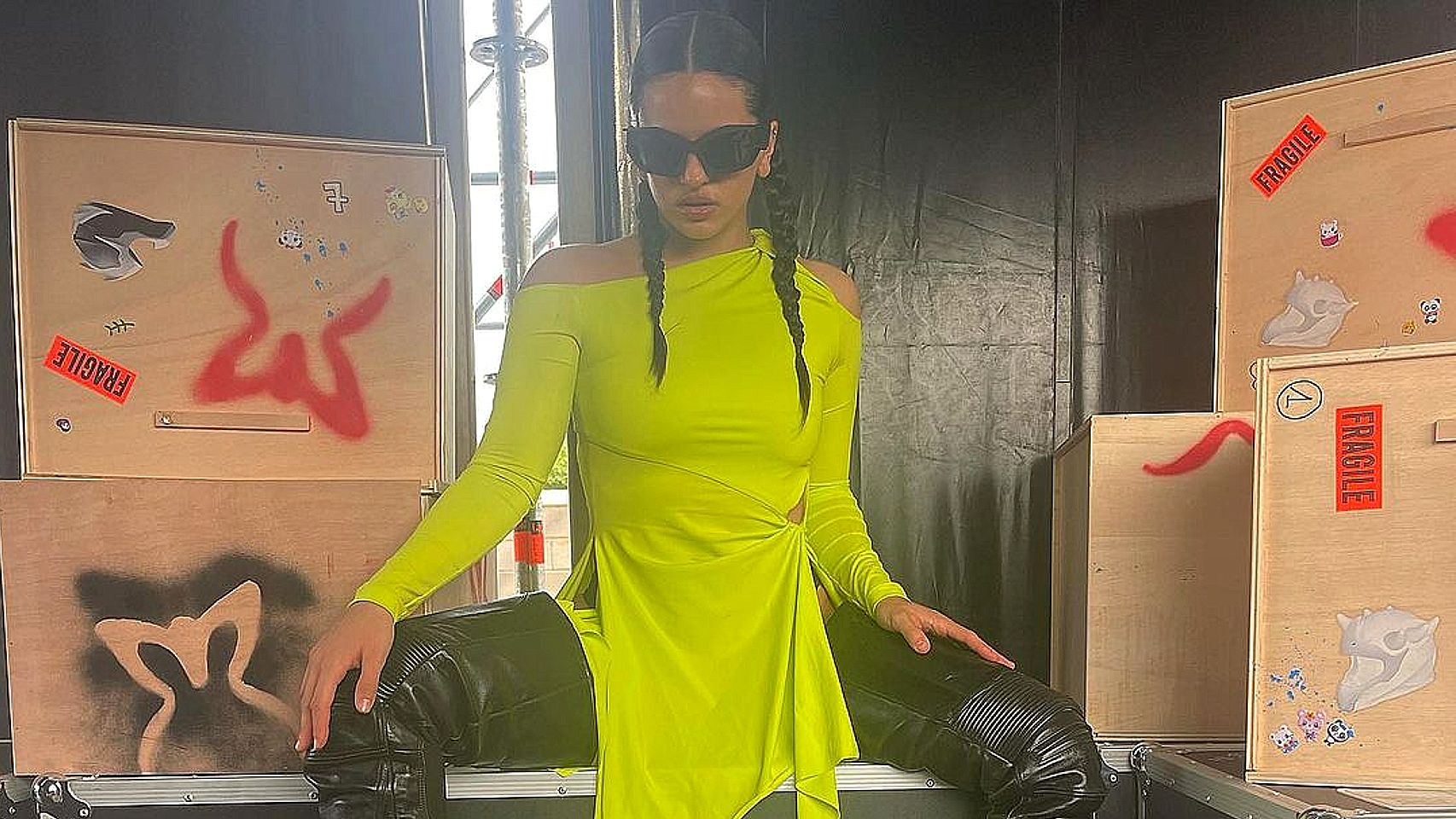 Rosalía se viste de 'Motomami' con un llamativo vestido de Pepa Salazar.