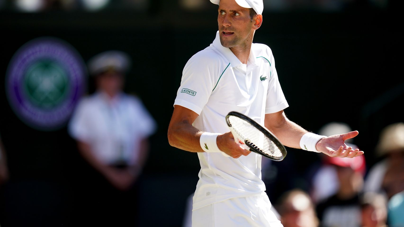 Djokovic durante un lance de las semifinales de Wimbledon