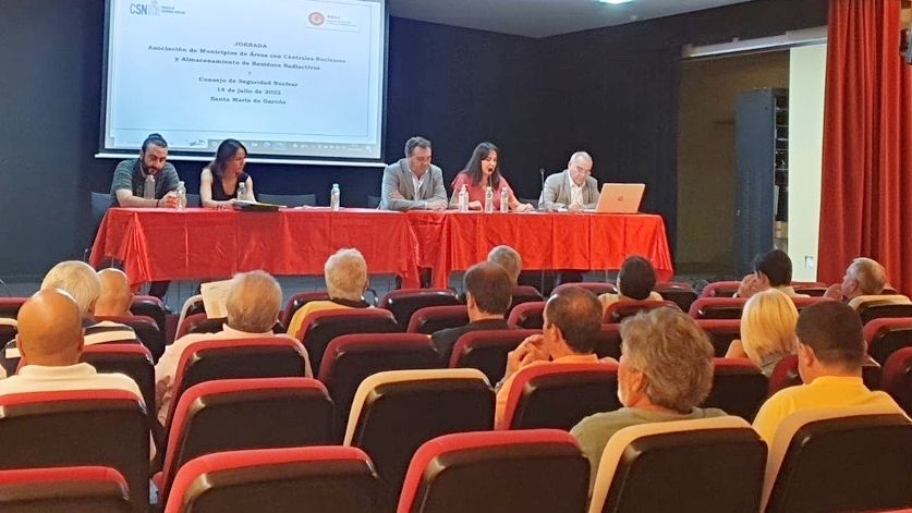 La alcaldesa de Valle de Tobalina, Raquel González; el consejero del CSN, Francisco Castejón, y el presidente de la AMAC, Pedro Sánchez, durante la jornada celebrada en Burgos